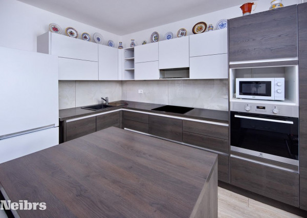 Neibrs | REZERVOVANÉ- 2 izb. byt, čiastočná rekonštrukcia, balkón, Pri Šajbách