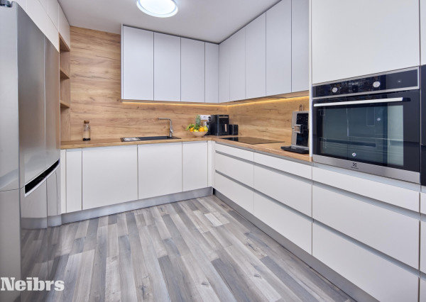 Neibrs | 3 izbový byt s balkónom (10m²) a garážovým parkovacím miestom v projekte Matadorka