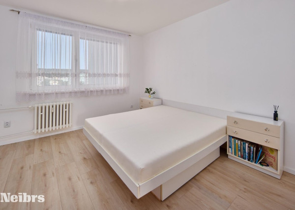 Neibrs | 4 izb. byt s loggiou na Nejedlého ul. v Dúbravke