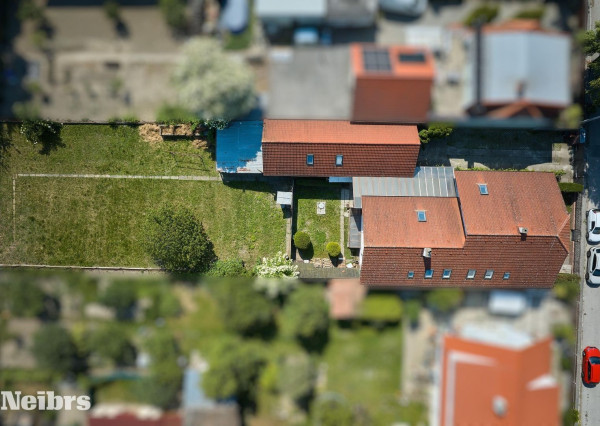 Neibrs | Na predaj 2 rodinné domy s garážou a samostatnou bytovou jednotkou, pozemok 1115 m2