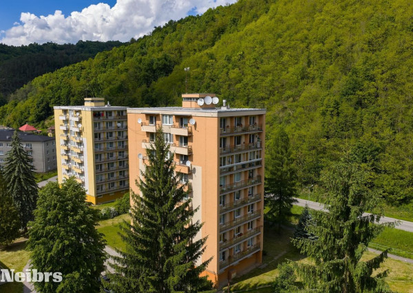 Neibrs | predaj (4) izbový veľkometrážny byt v obci Hodruša - Hámre okres Žarnovica