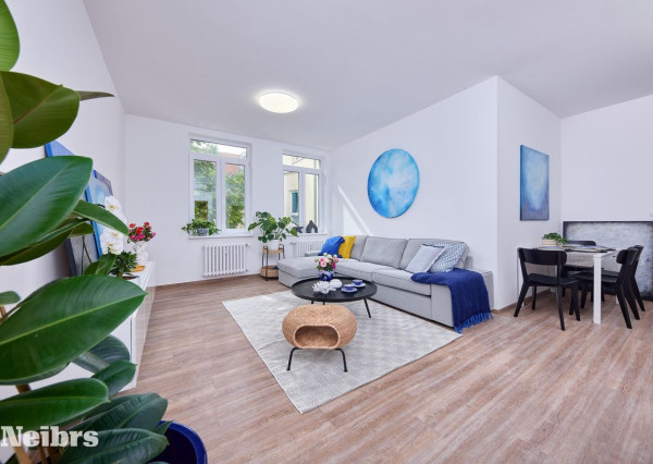 Neibrs | predaj (2) izbový byt s balkónom (kompletne zariadený) v zrekonštruovanej historickej budove na Palisádach v Bratislave