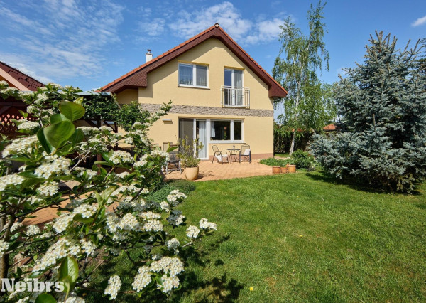 Neibrs | REZERVOVANÉ- Samostatný 4 izb RD s priestrannou záhradou plnou zelene, garáž, altánok, krb, kľudné prostredie