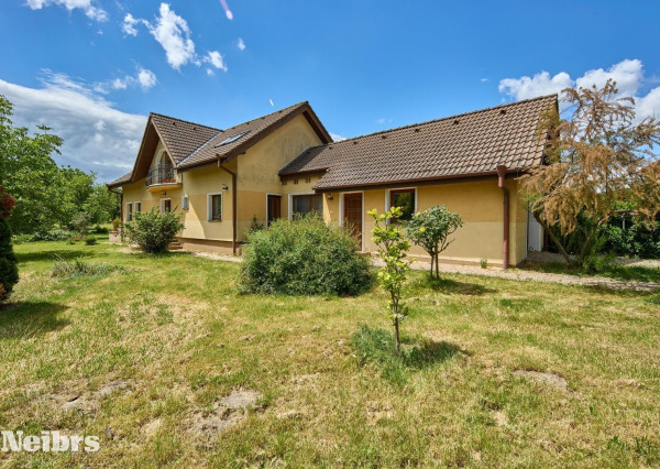 Neibrs | REZERVOVANÉ- Predaj 6 izb. RD s garážou a vínnou pivničkou na pozemku 2775 m2