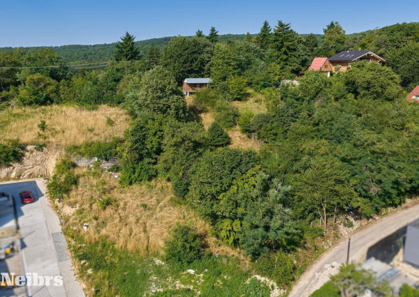 Neibrs | 1100m2 - Rača - výhľad na Bratislavu, dva vstupy na pozemok, vedľa lesa