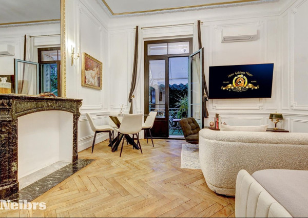 Neibrs | Na predaj výnimočný slnečný Loft s balkónom v srdci NICE pri mori, Quartier de Fleurs, NICE, Francúzsko