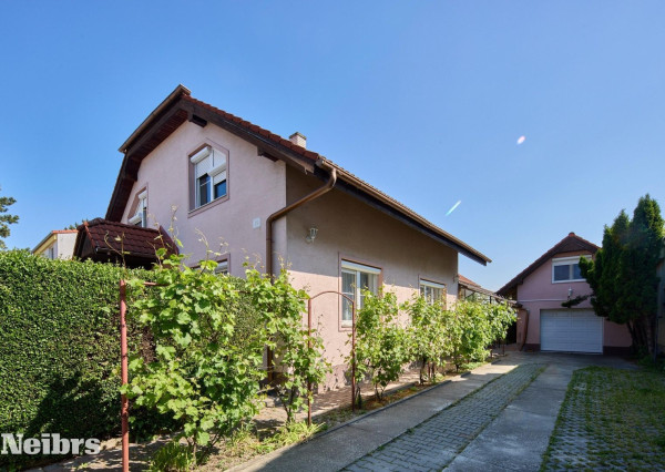 Neibrs | Na predaj 2 rodinné domy s garážou a samostatnou bytovou jednotkou, pozemok 1115 m2