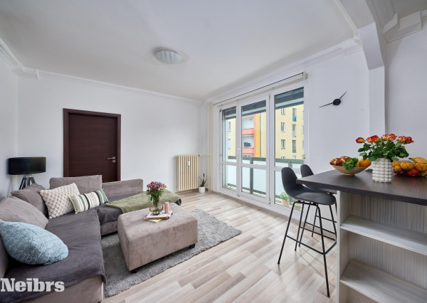 Neibrs | 2,5 izb. byt oproti Figaru,čiastočná rekonštrukcia, loggia aj balkón