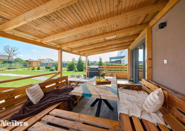 Neibrs | Krásny zariadený 3 izb. byt s vlastnou záhradou 557m2, krytá terasa, 2 parkovacie miesta, Malý Raj