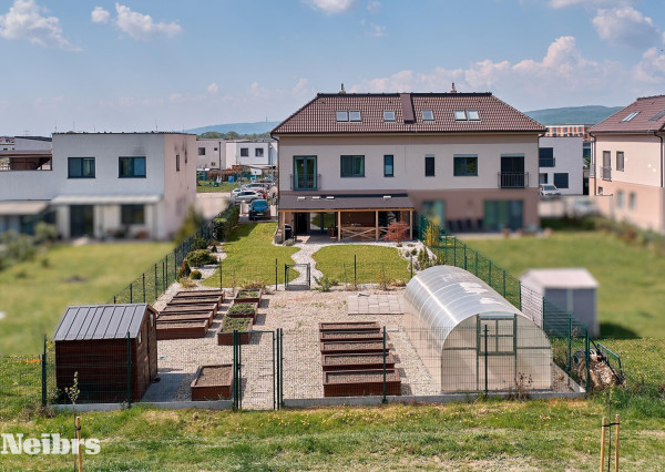 Neibrs | Alternatíva k domu - 3 izb. byt s vlastnou záhradou 557 m2, 2 parkovacie miesta, krytá terasa, skleník