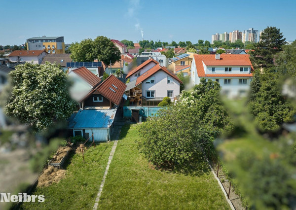 Neibrs | Na predaj 2 rodinné domy s garážou a samostatnou bytovou jednotkou, pozemok 1115 m2