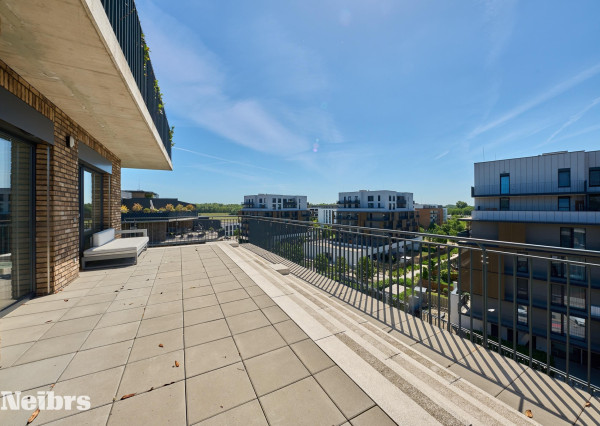 Neibrs | 4-izbový byt s veľkorysou terasou (63 m²) a dvoma parkovacími garážovými miestami 