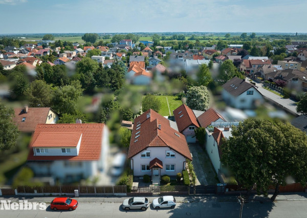 Neibrs | Rodinný dom s prístavbou, garážou a samostatnou bytovou jednotkou, pozemok 1115 m2