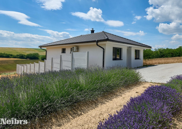 Neibrs | Moderný 4-izbový rodinný dom s veľkou terasou a panoramatickým výhľadom na prírodu – Pastuchov