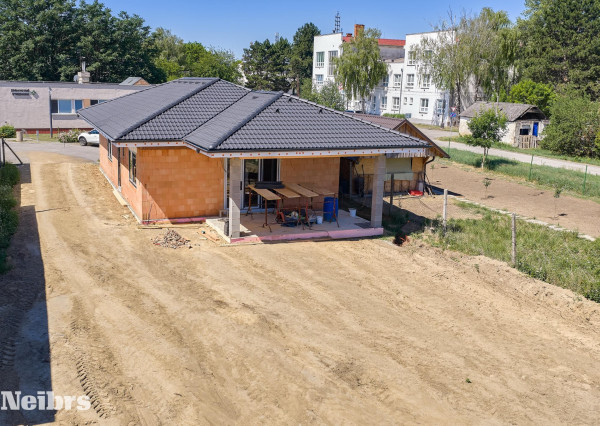 Neibrs | 4 izbový rodinný dom (bungalov) na Novej ulici – pokojná lokalita priamo v centre Šoporne