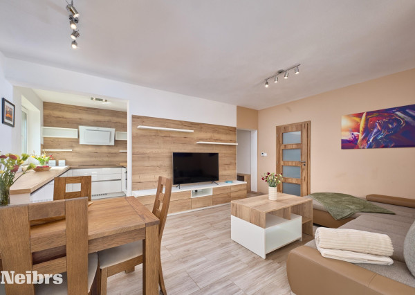 Neibrs | Zariadený 3izb.byt, 557 m2 pozemok, 2x parkovacie miesto