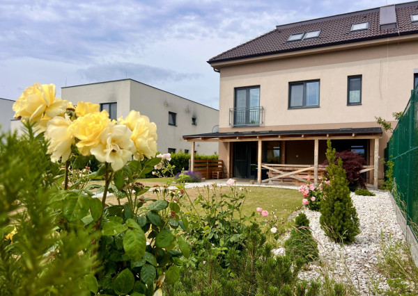 Neibrs | Krásny zariadený 3 izb. byt s vlastnou záhradou 557m2, krytá terasa, 2 parkovacie miesta, Malý Raj