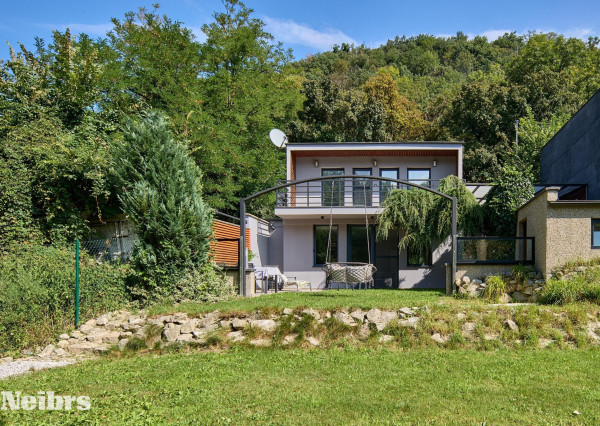 NEIBRS| Exkluzívne na predaj samostatný rodinný dom, 90m2, terasa, logia, 2x parkovanie, Devínska cesta, Bratislava